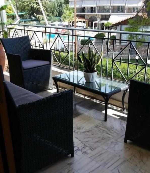 Helens Apartment Толон Екстериор снимка