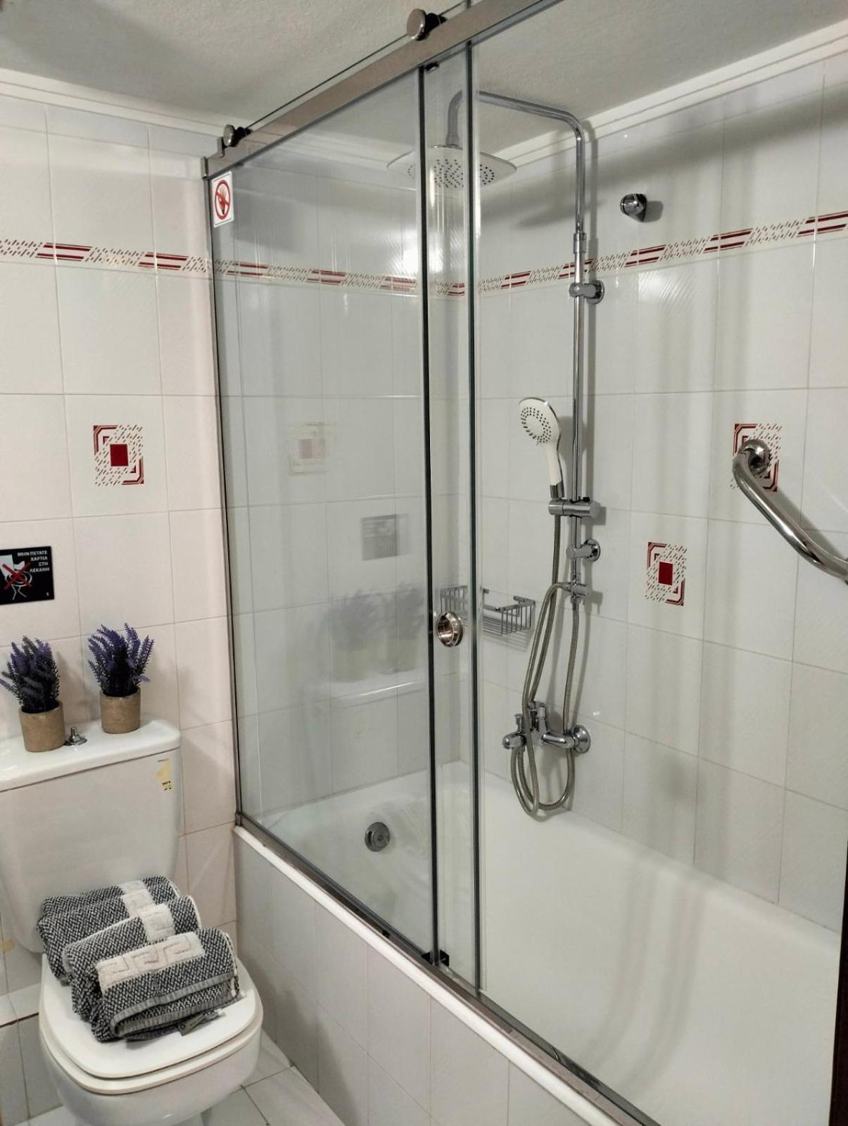 Helens Apartment Толон Екстериор снимка