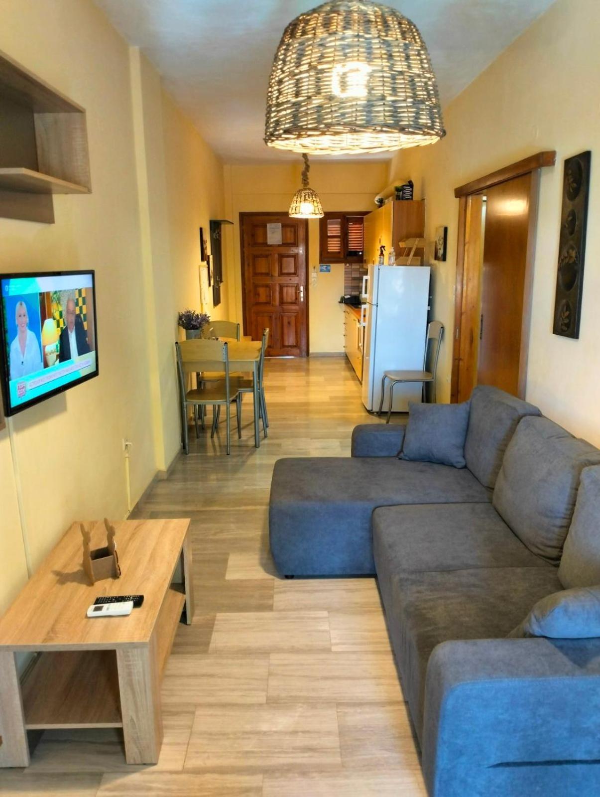 Helens Apartment Толон Екстериор снимка