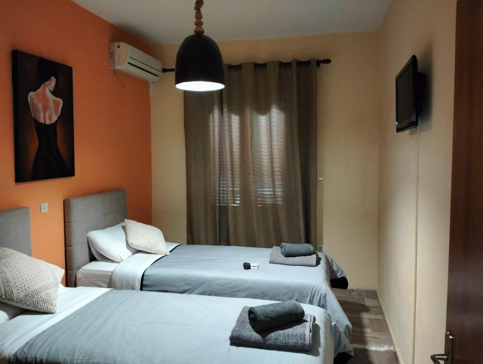 Helens Apartment Толон Екстериор снимка
