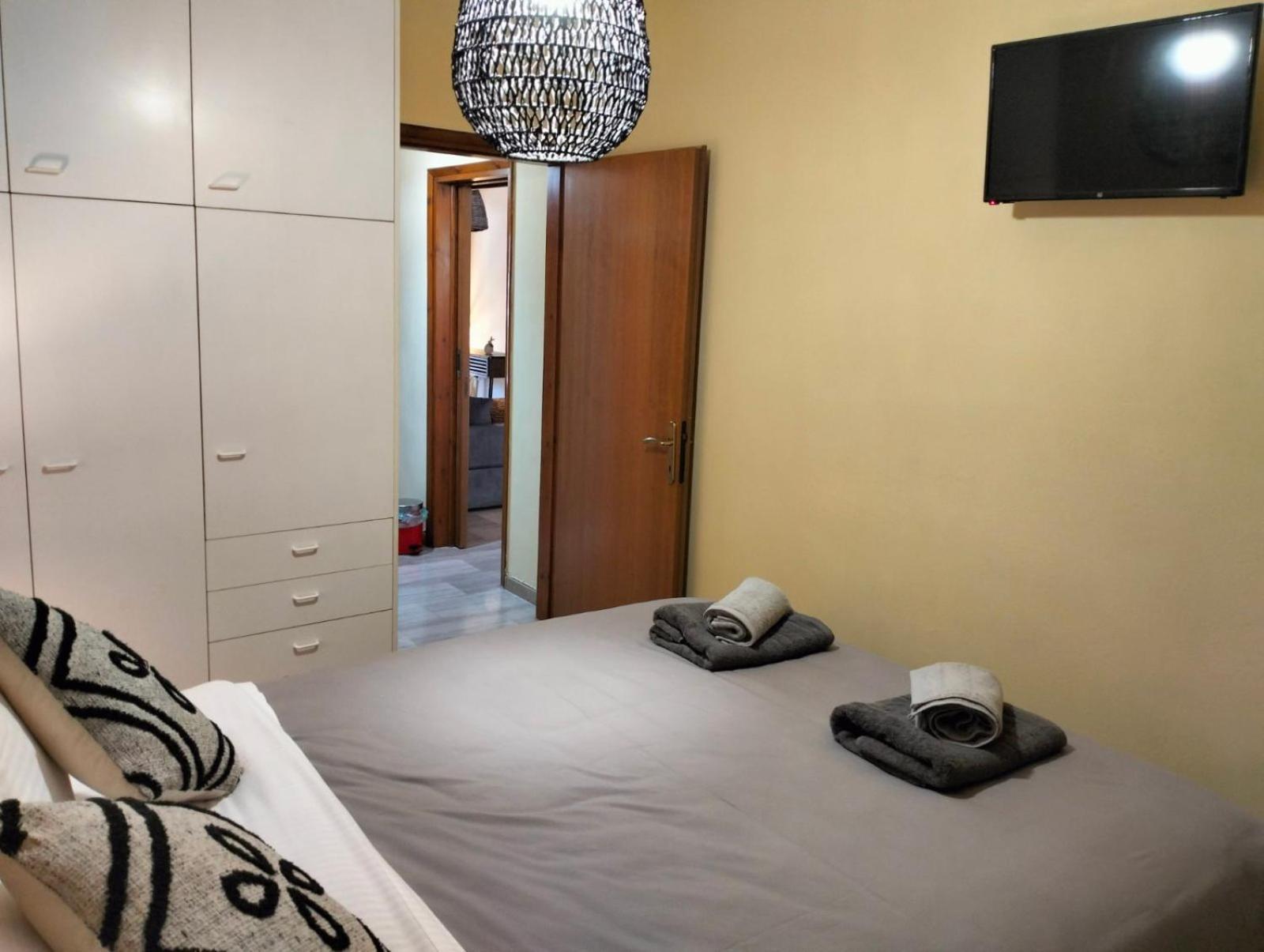 Helens Apartment Толон Екстериор снимка